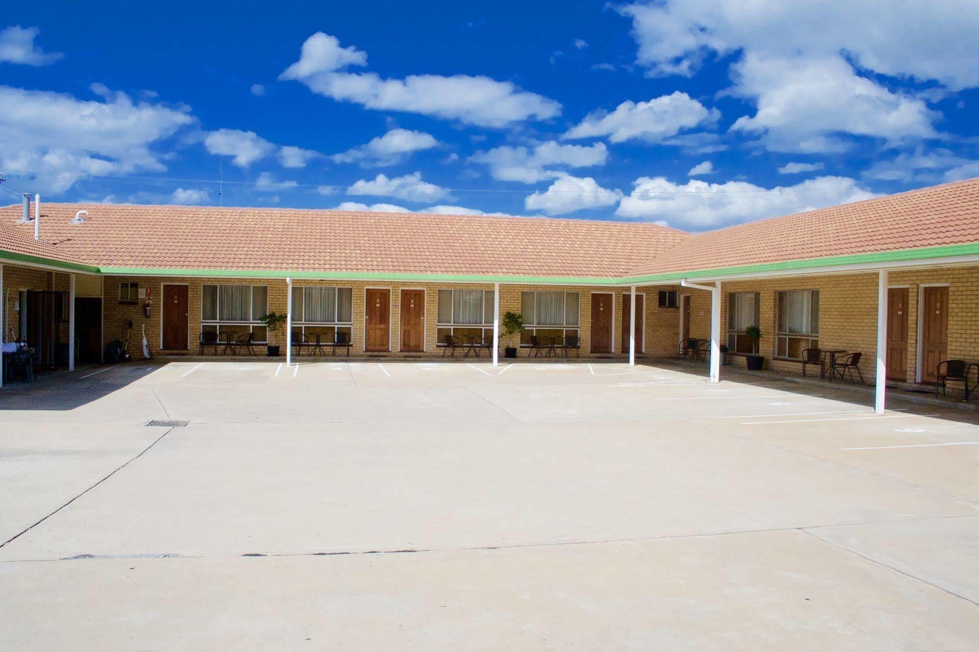 Buckaroo Motor Inn Warwick Exterior photo